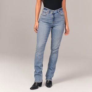 Abercrombie - Curve Love Ultra High Rise 90s Slim Straight Jean - 27L in Medium